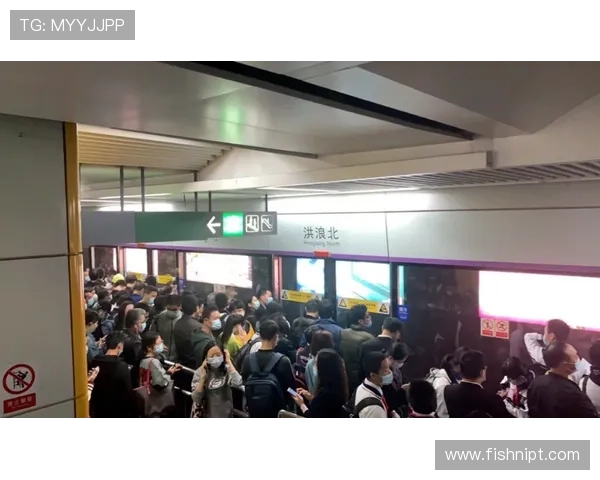 陕西球迷深圳地铁助威 陪伴青年人客场首战